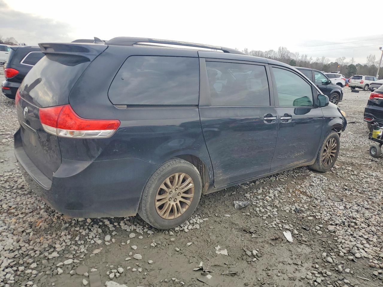 2013 Toyota Sienna Xle - Фото 3