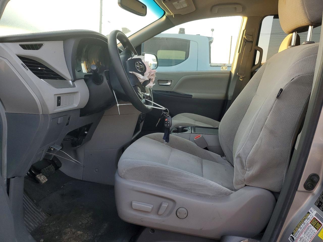 2017 Toyota Sienna Le - Image 7