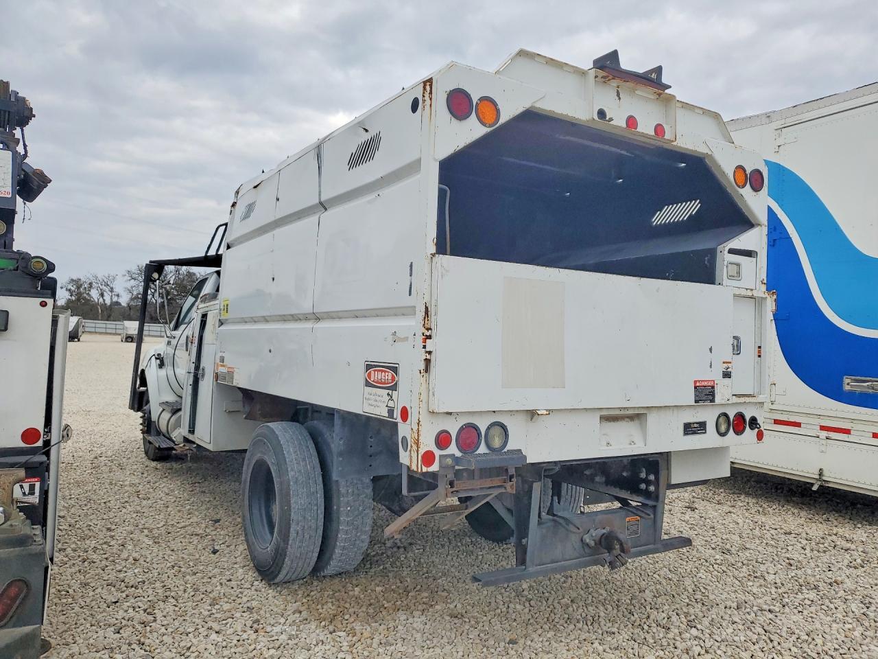 2015 Ford F750 Super Duty Chipper Truck - Фото 2