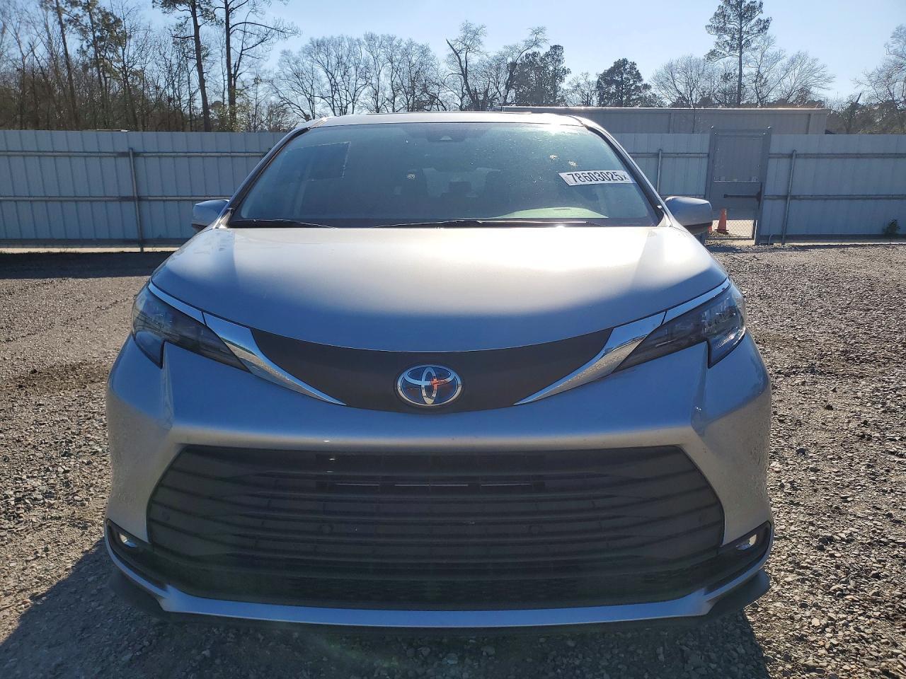 2025 Toyota Sienna Xle - Image 5