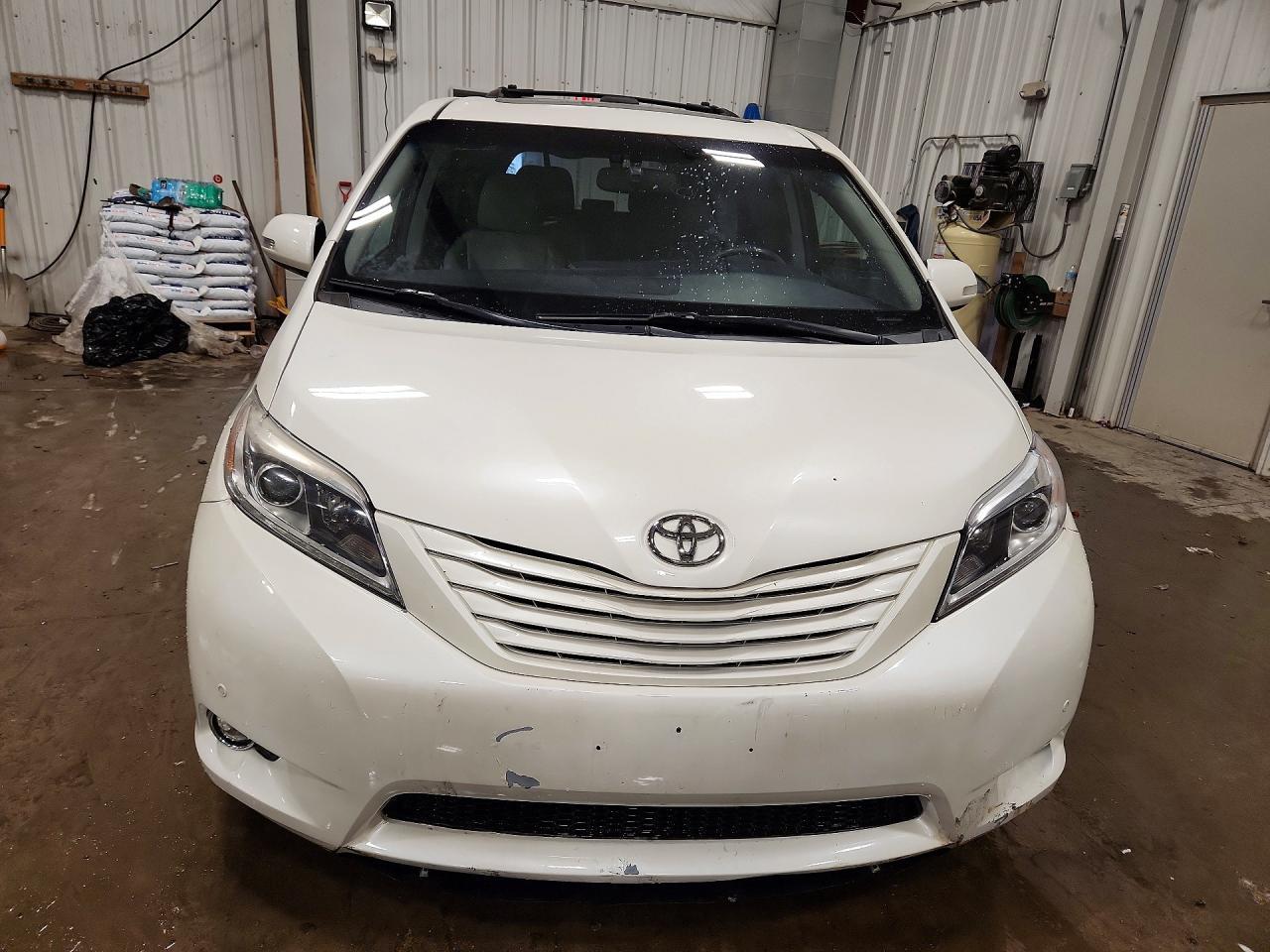 2017 Toyota Sienna Limited Premium 7-Passenger - Фото 5