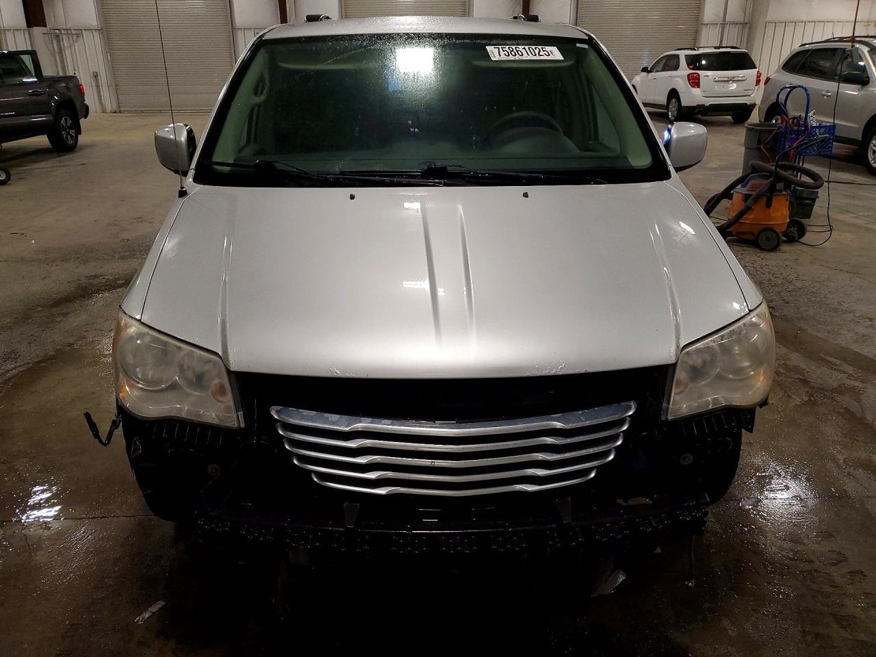 2012 Chrysler Town & Country Touring - Фото 5