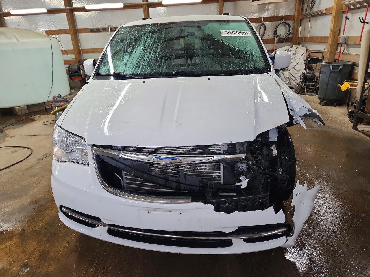 2016 Chrysler Town & Country - Фото 5