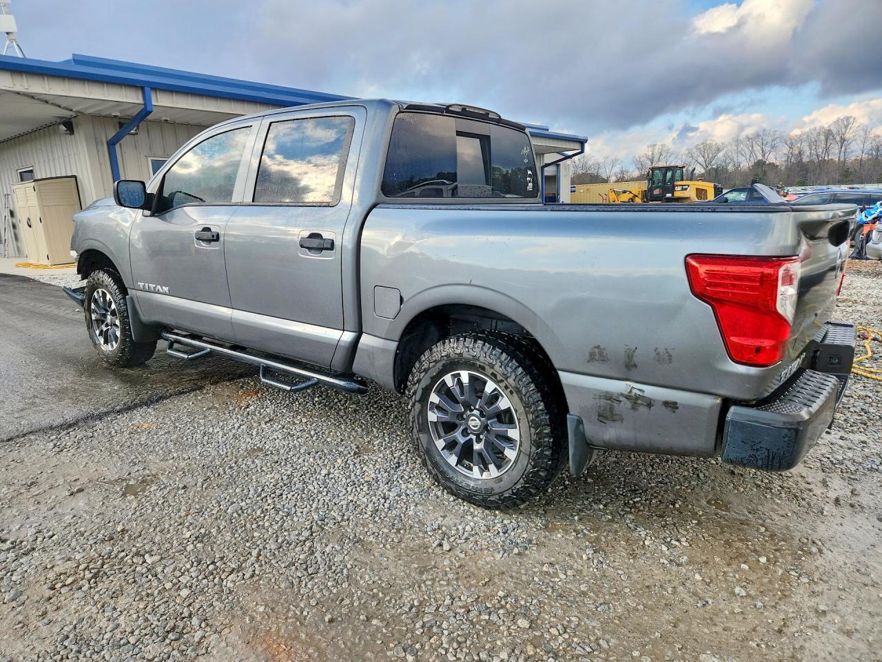 2017 Nissan Titan S - Фото 2