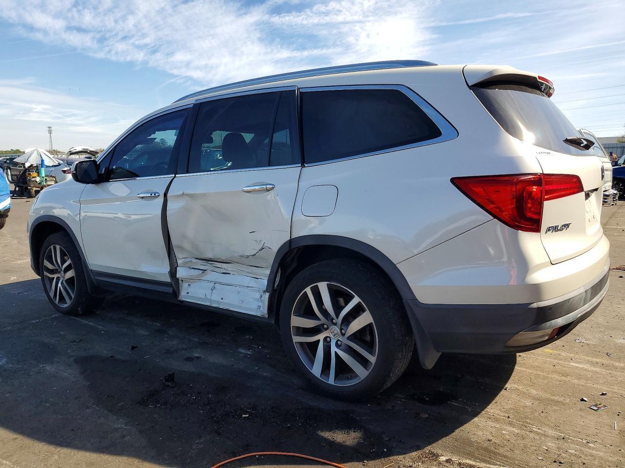 2018 Honda Pilot Touring - Image 2