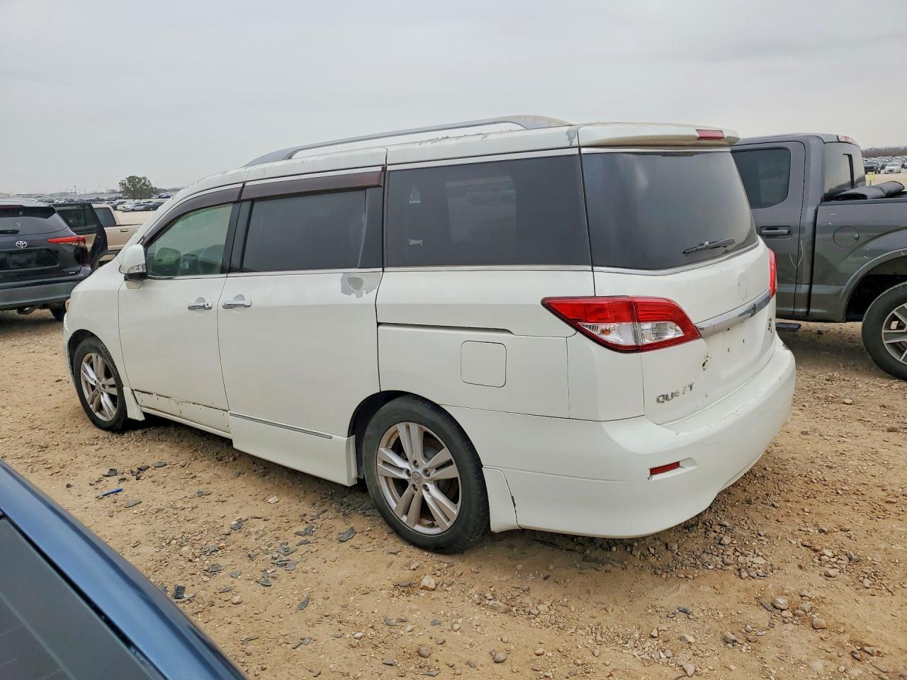 2011 Nissan Quest - Image 2