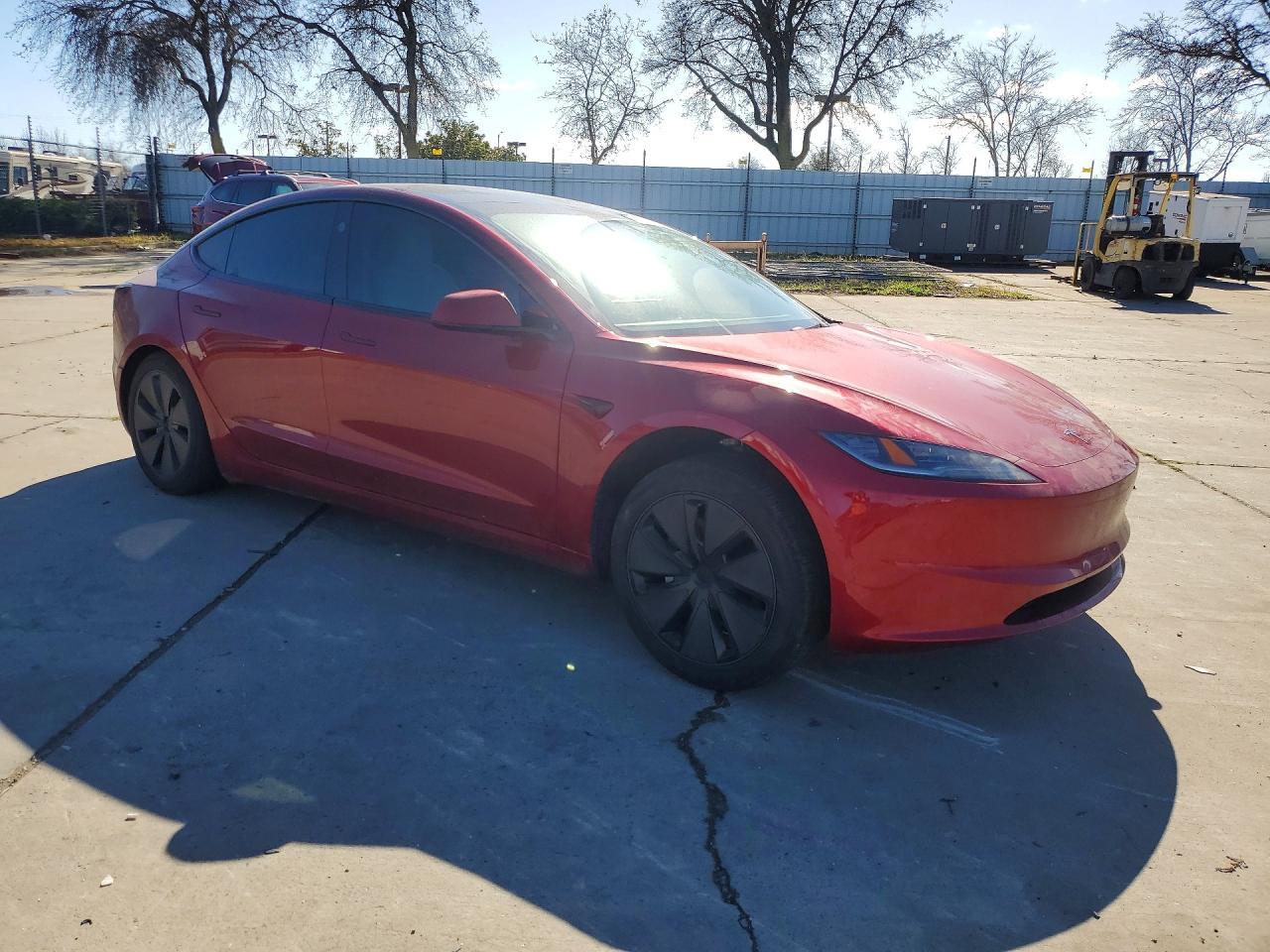 2025 Tesla Model 3 - Фото 4