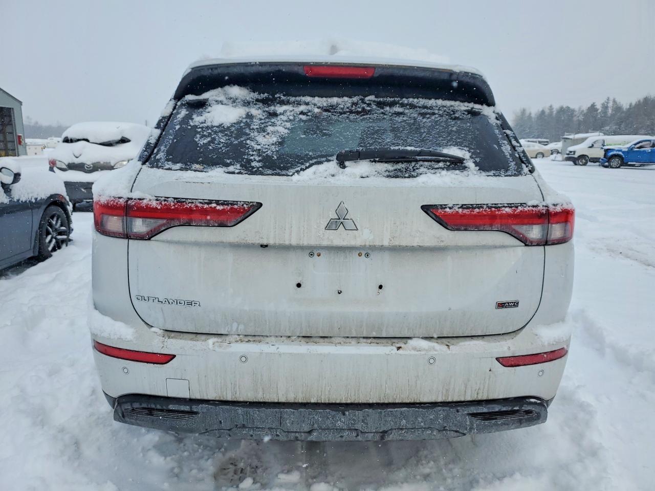 2022 Mitsubishi Outlander - Image 6