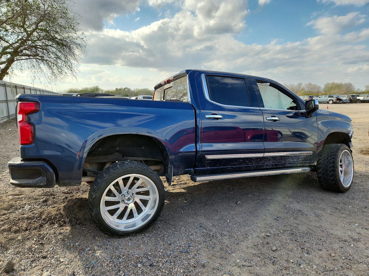 2022 Chevrolet Silverado K1500 High Country - Image 3