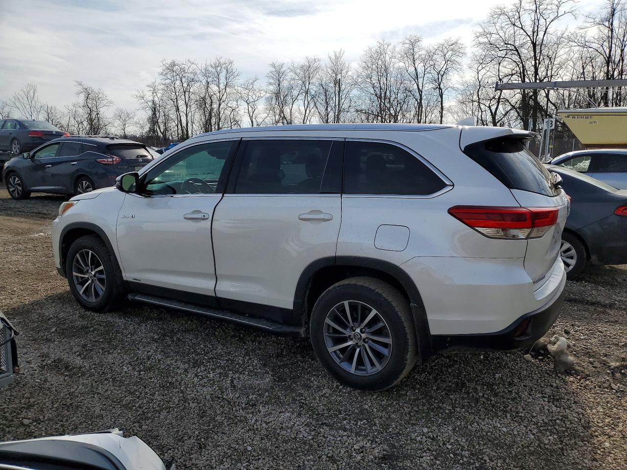 2019 Toyota Highlander Hybrid - Image 2