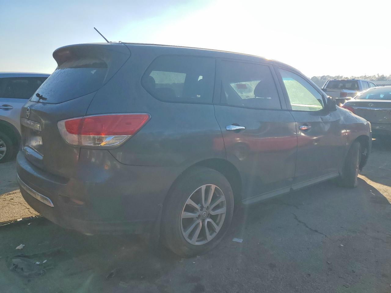 2014 Nissan Pathfinder S - Image 3