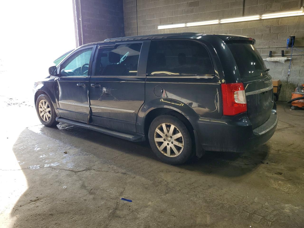 2012 Chrysler Town & Country Touring - Фото 2