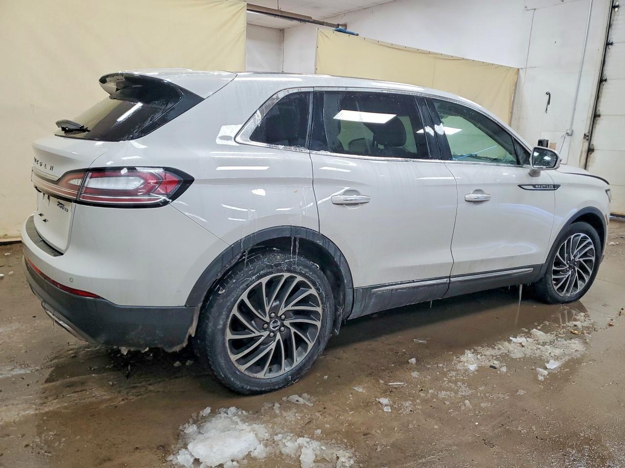 2019 Lincoln Nautilus Reserve - Image 3