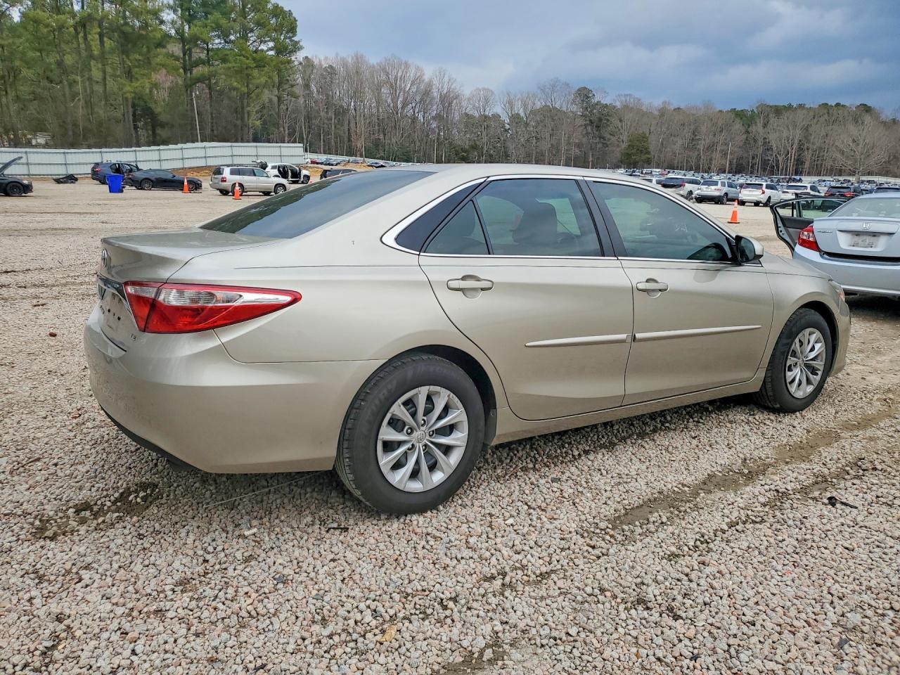 2015 Toyota Camry Le - Фото 3