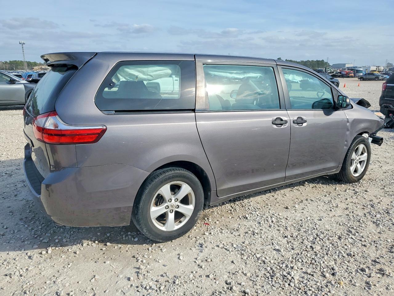 2017 Toyota Sienna L 7-Passenger - Фото 3