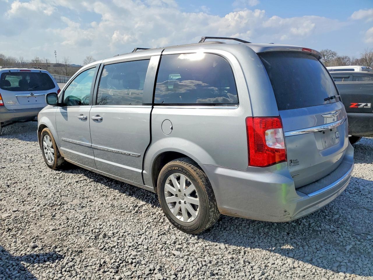 2014 Chrysler Town & Country Touring - Image 2
