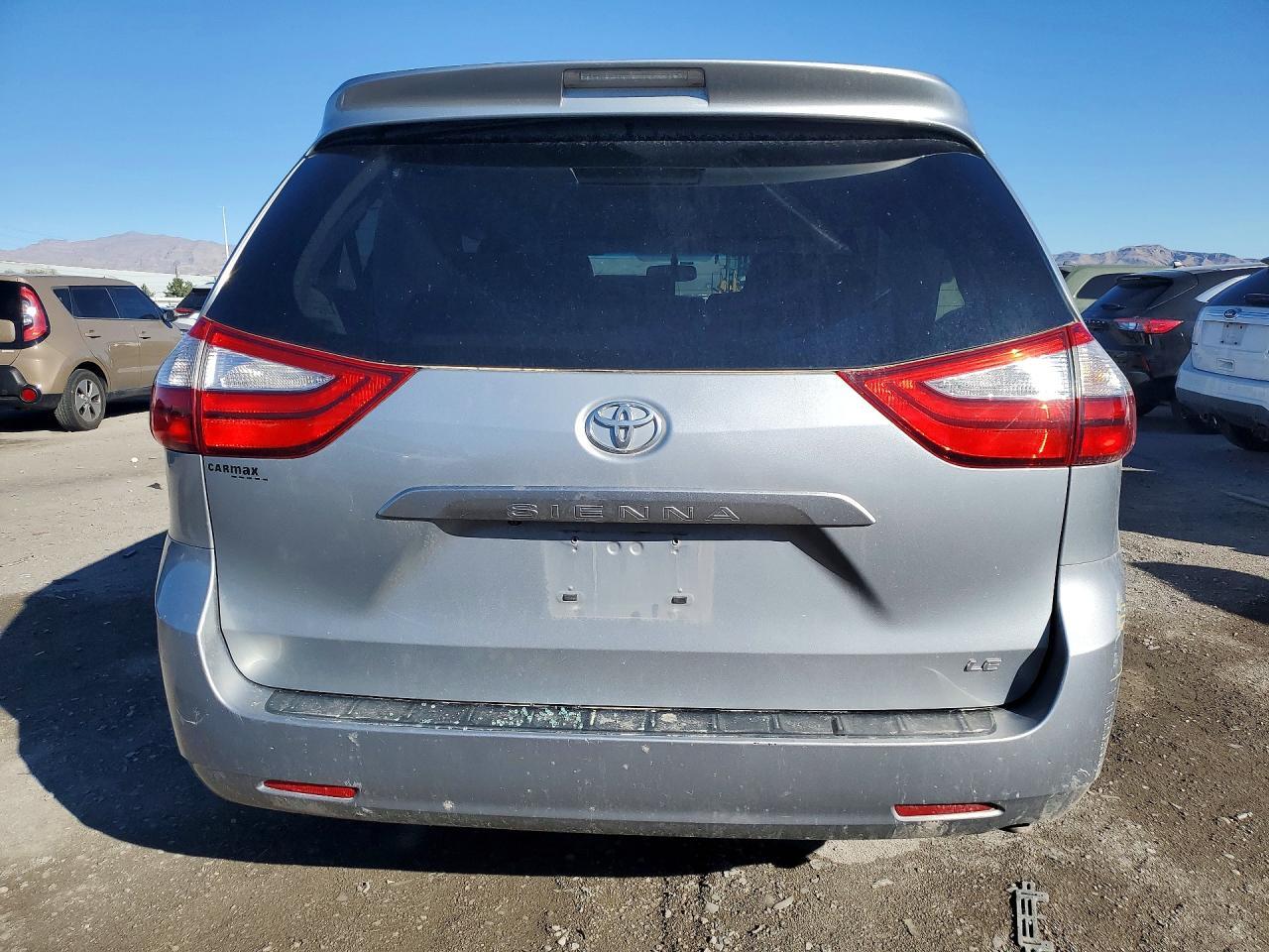 2015 Toyota Sienna Le - Image 6