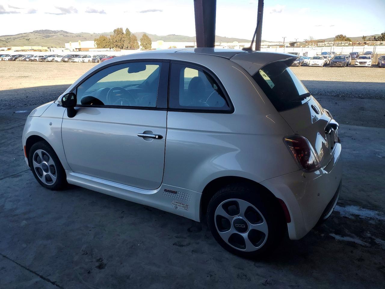 2015 Fiat 500 Electric - Image 2