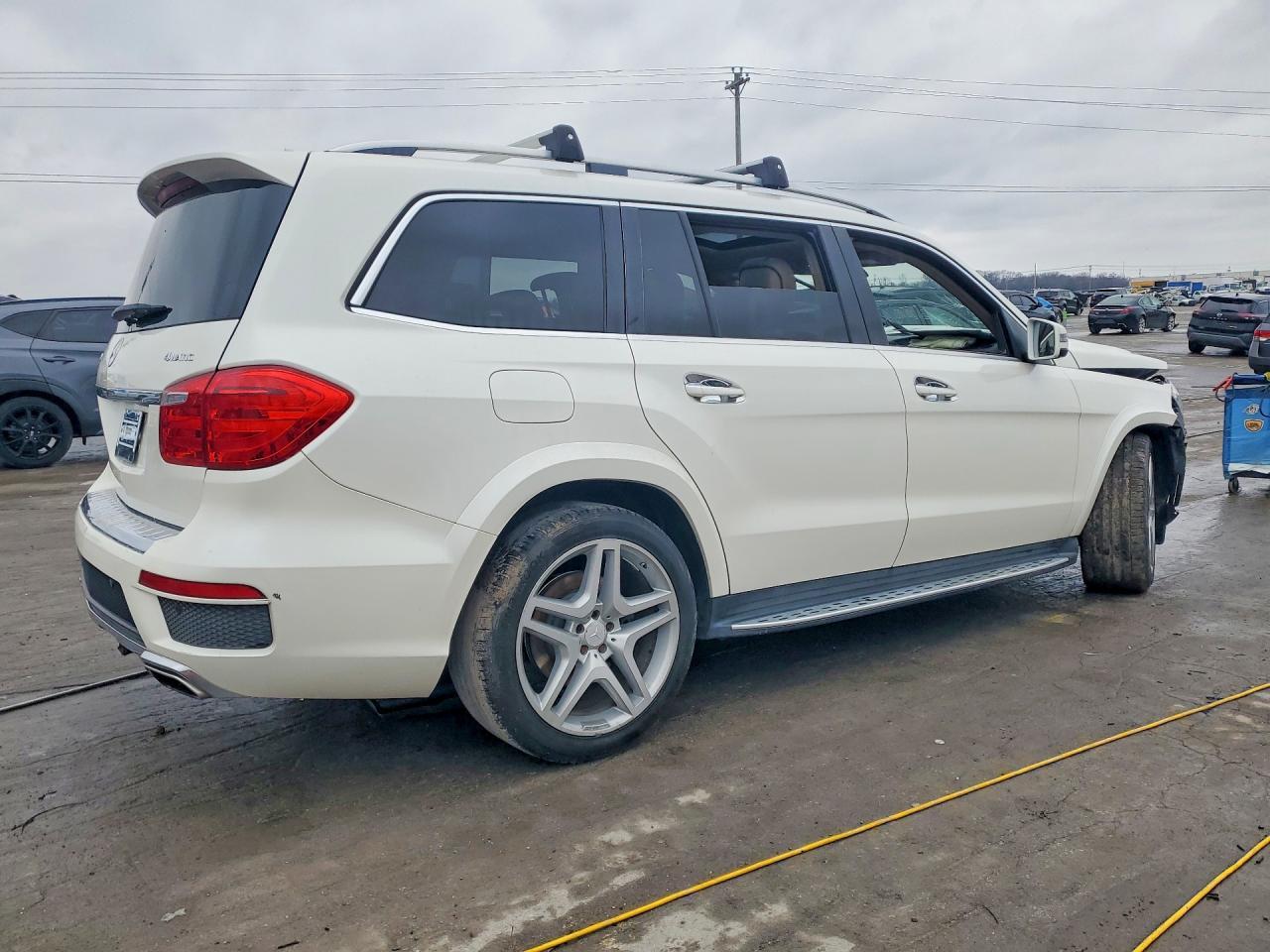 2015 Mercedes-Benz Gl 550 4Matic - Image 3