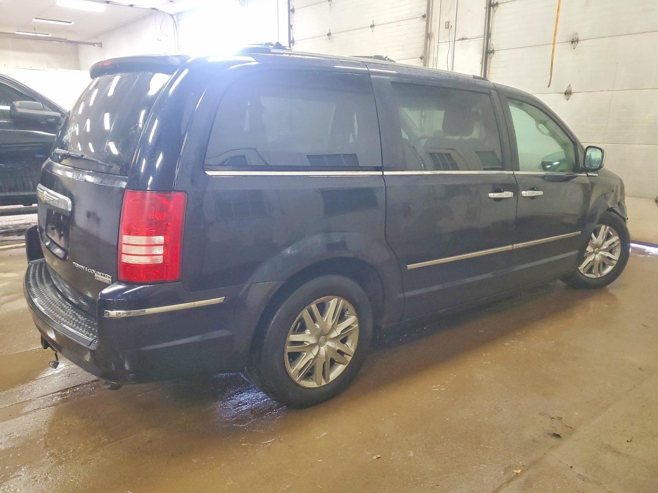2010 Chrysler Town & Country Limited - Фото 3