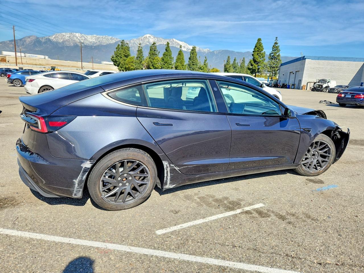 2025 Tesla Model 3 - Фото 3