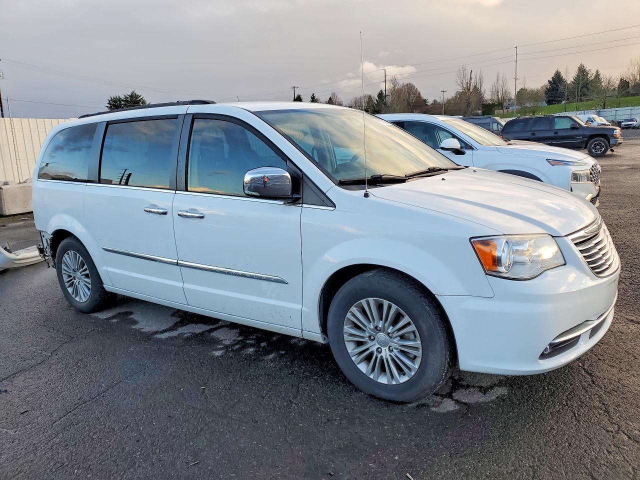2015 Chrysler Town & Country Touring L - Image 4