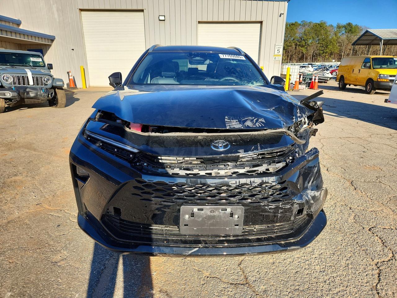 2025 Toyota Crown Signia Xle - Фото 5