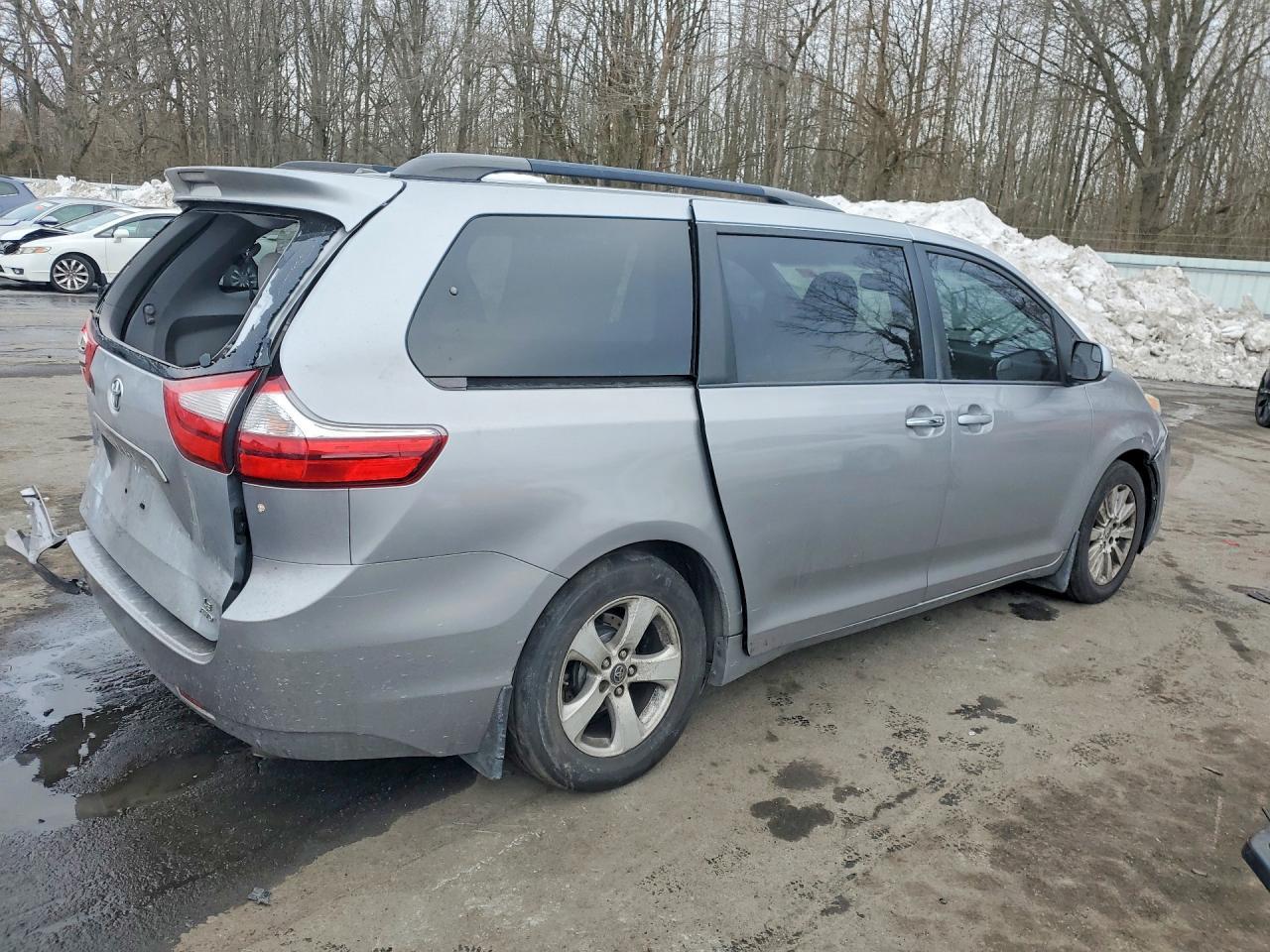 2015 Toyota Sienna Le - Фото 3