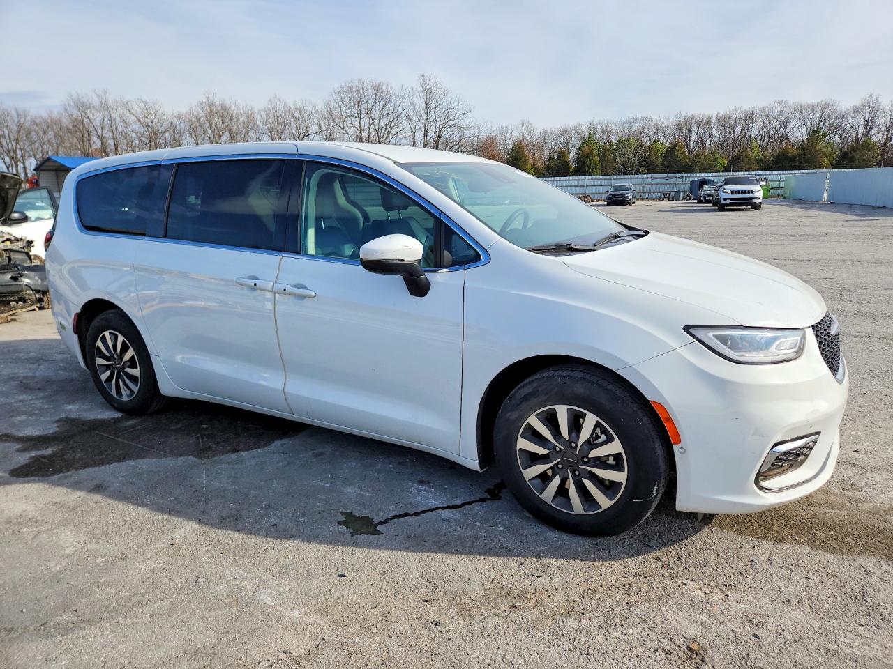 2023 Chrysler Pacifica Hybrid Touring L - Image 4
