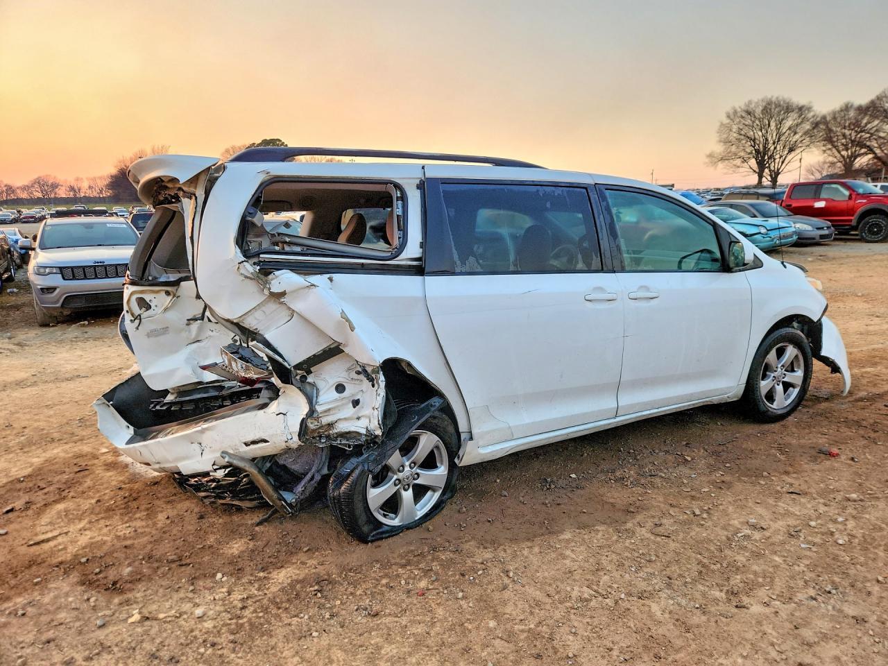 2011 Toyota Sienna Le - Image 3