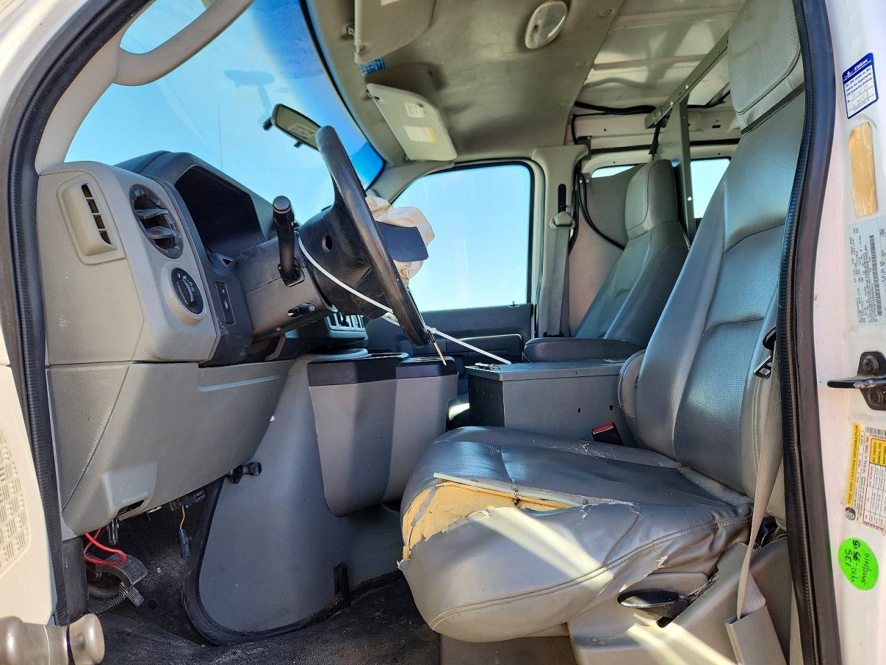 2010 Ford Econoline E250 Van - Фото 7