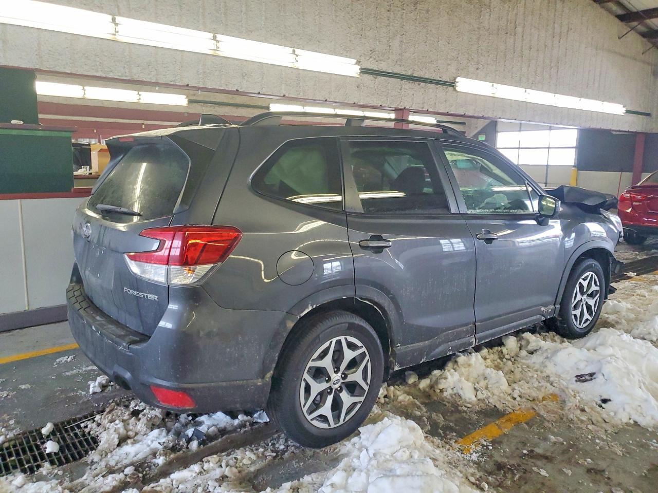 2020 Subaru Forester Premium - Фото 3