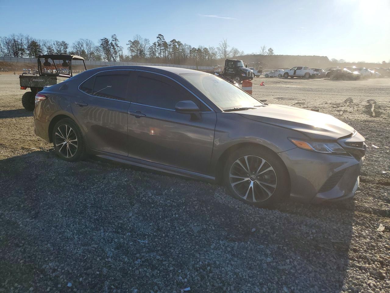 2020 Toyota Camry Se - Фото 4