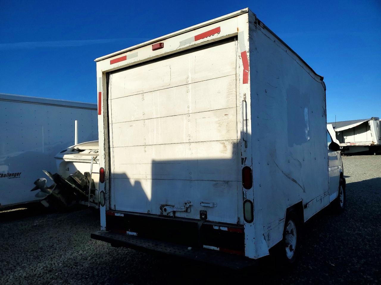 2004 GMC Savana Box Truck - Фото 3