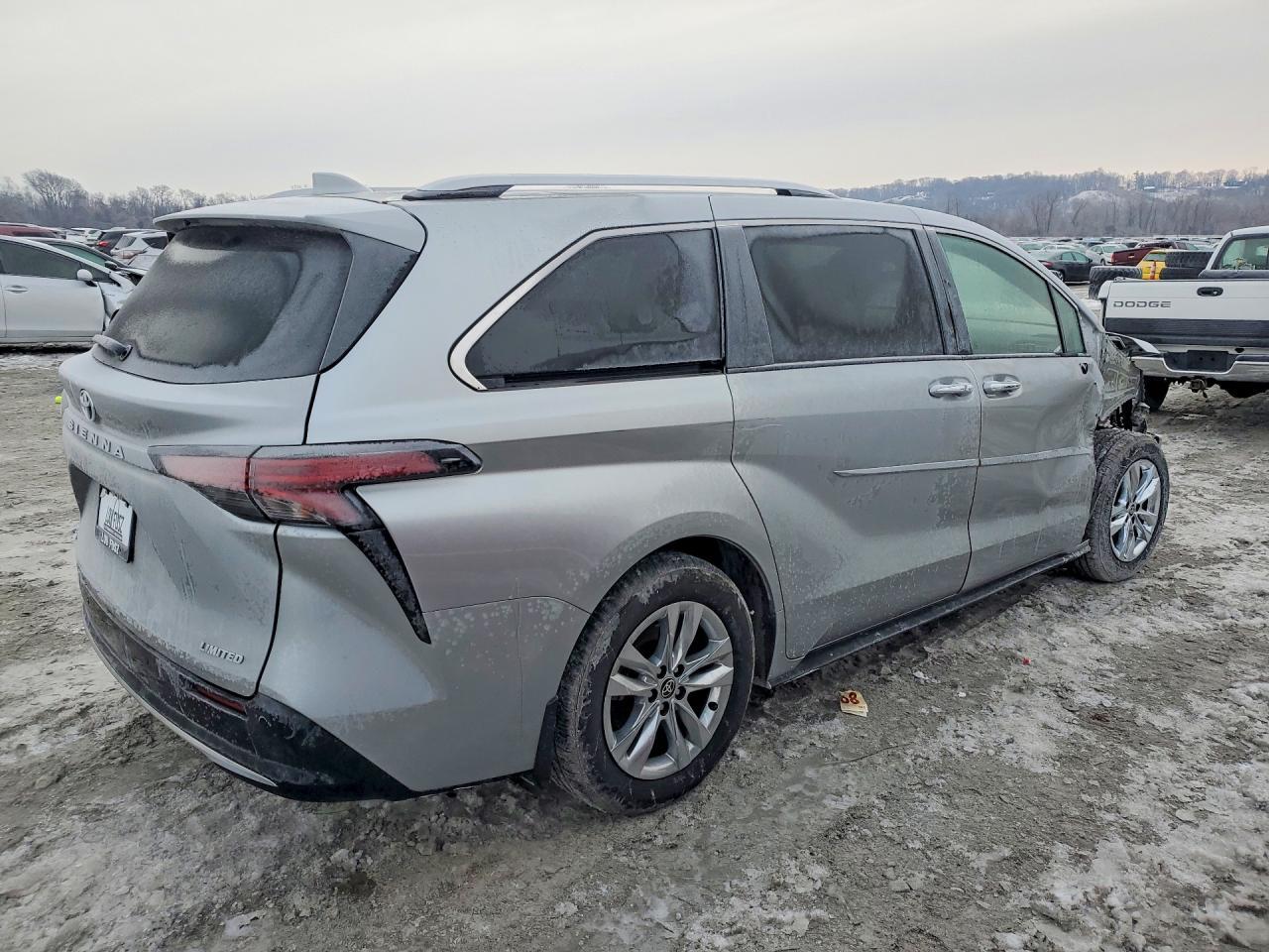2025 Toyota Sienna Limited - Фото 3