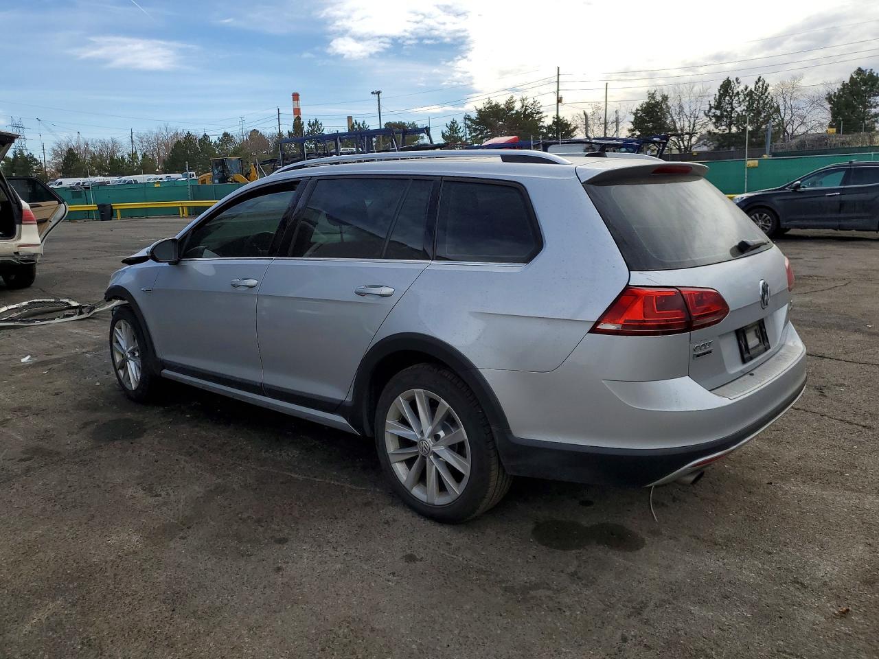 2017 Volkswagen Golf Alltrack S - Image 2