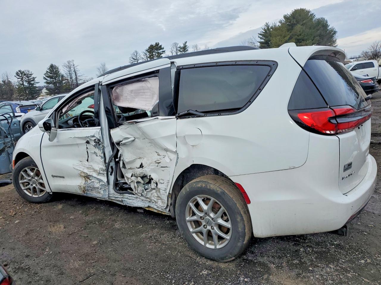 2022 Chrysler Pacifica Touring L - Image 2