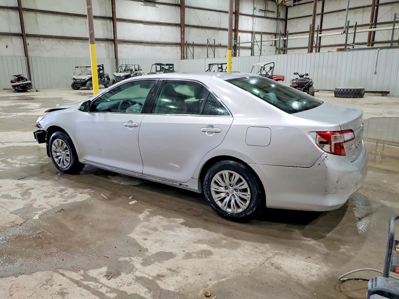 2014 Toyota Camry Le - Фото 2