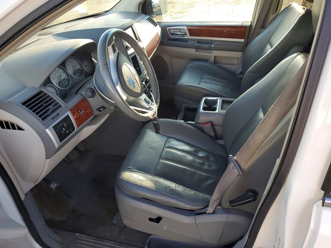 2009 Chrysler Town & Country Touring - Image 7