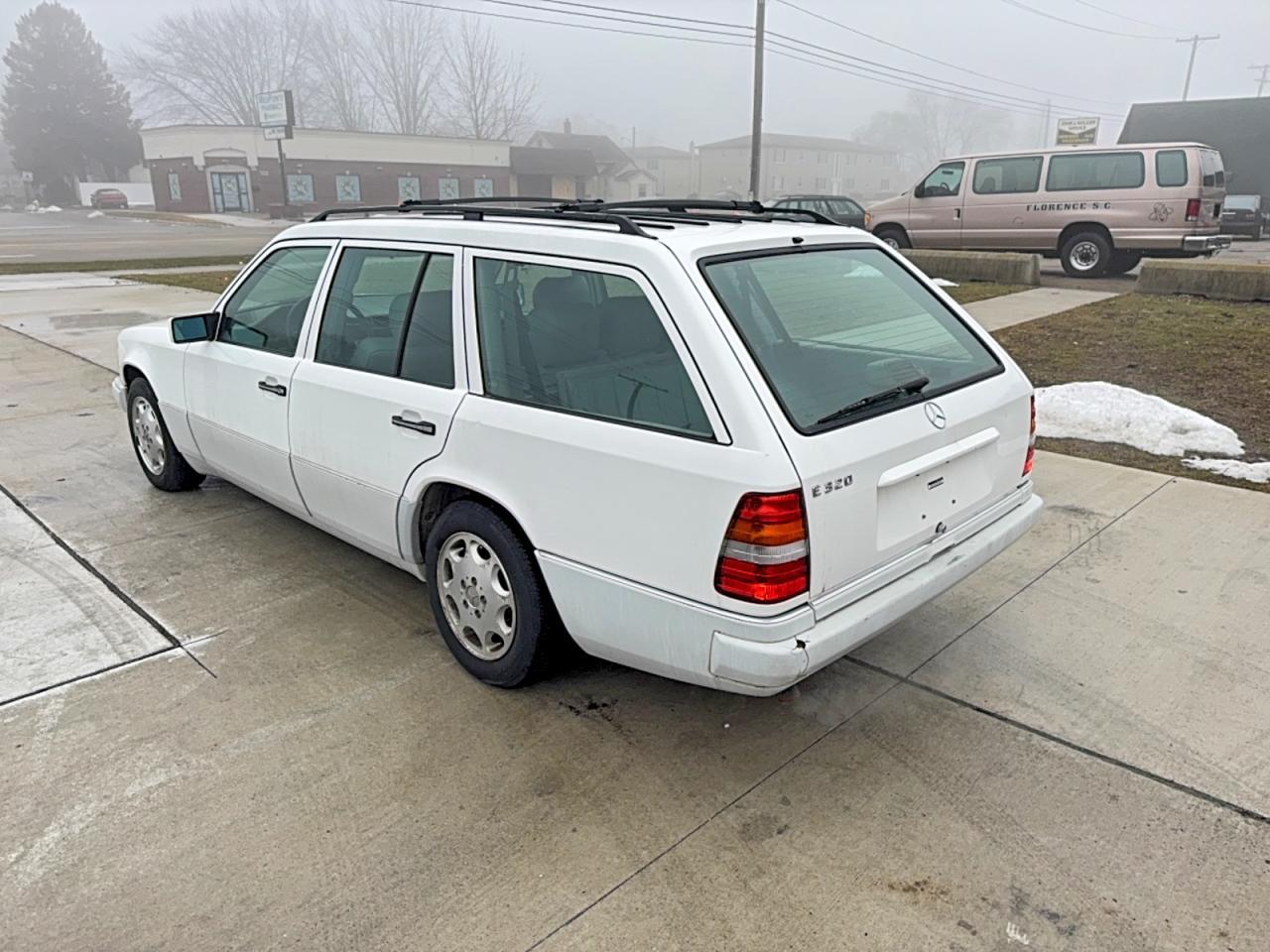 1995 Mercedes-Benz E 320 - Image 3