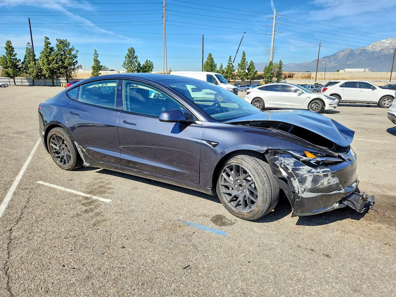 2025 Tesla Model 3 - Фото 4