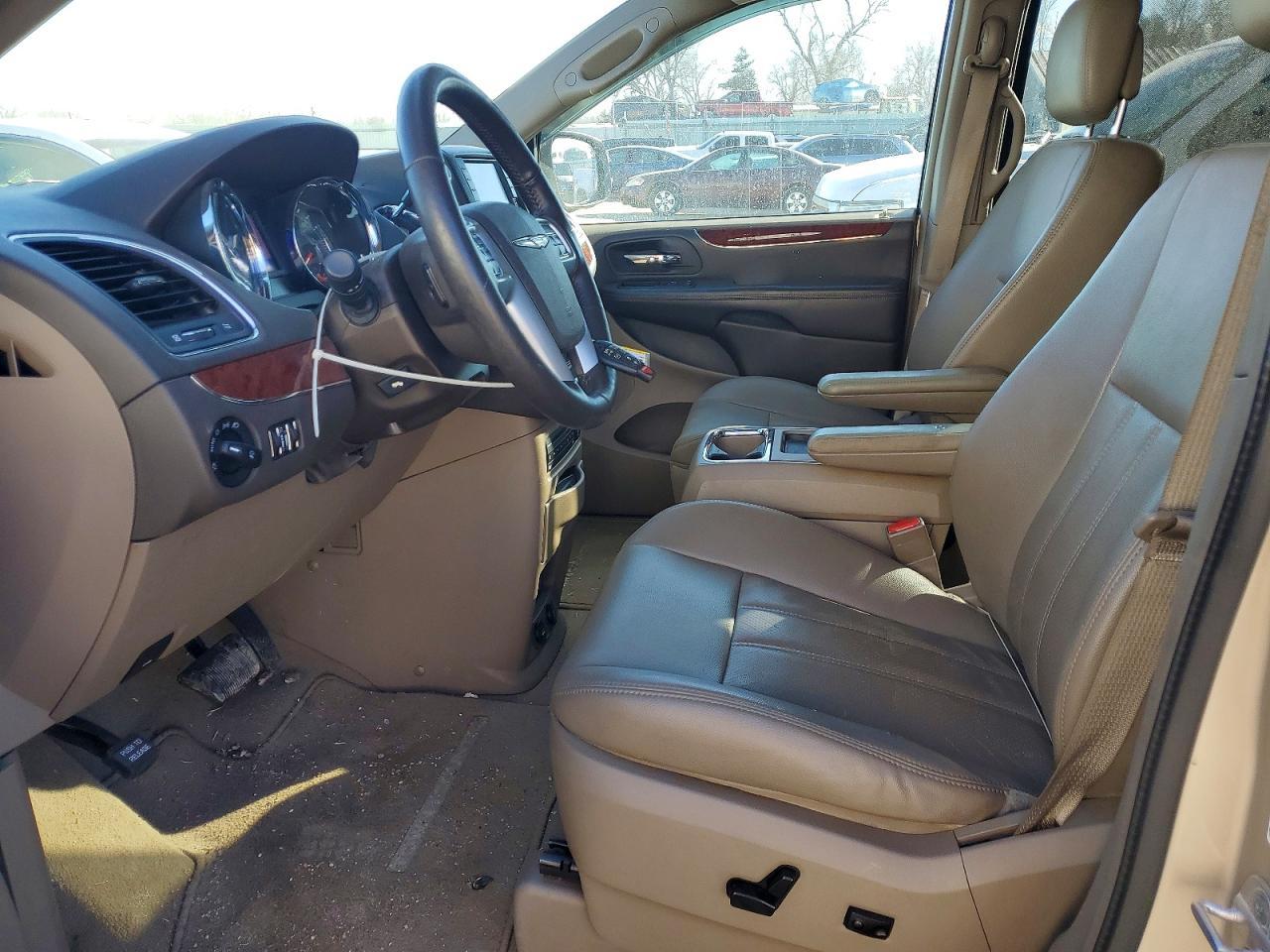 2012 Chrysler Town & Country Touring L - Image 7