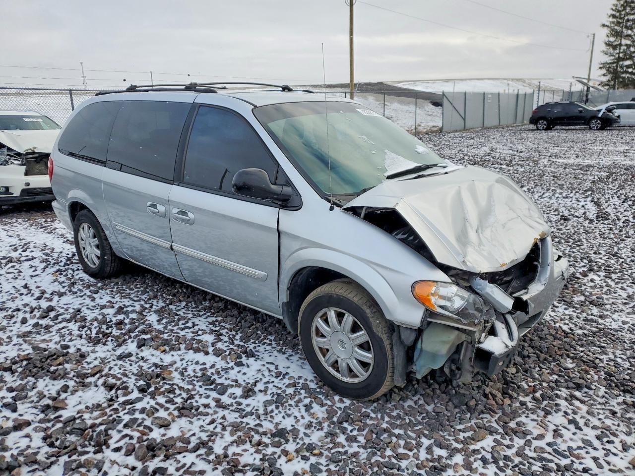 2005 Chrysler Town & Country Touring - Image 4