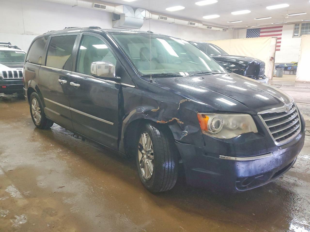 2010 Chrysler Town & Country Limited - Фото 4