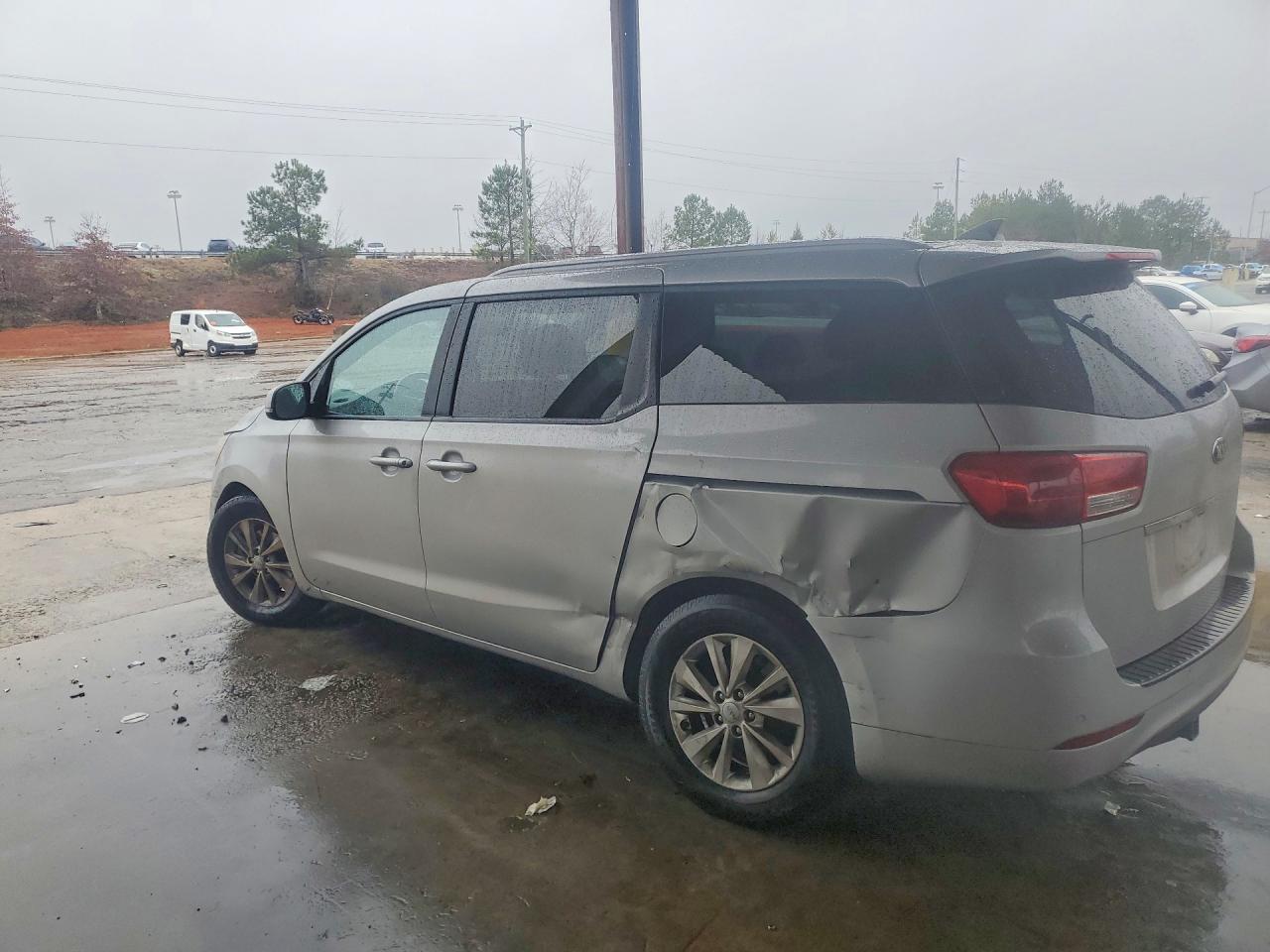 2017 Kia Sedona Lx - Image 2