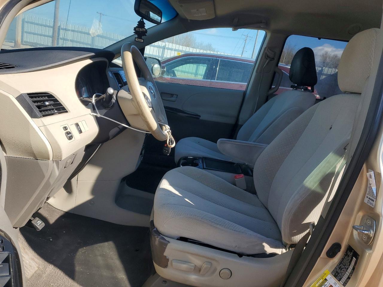 2011 Toyota Sienna Le - Image 7