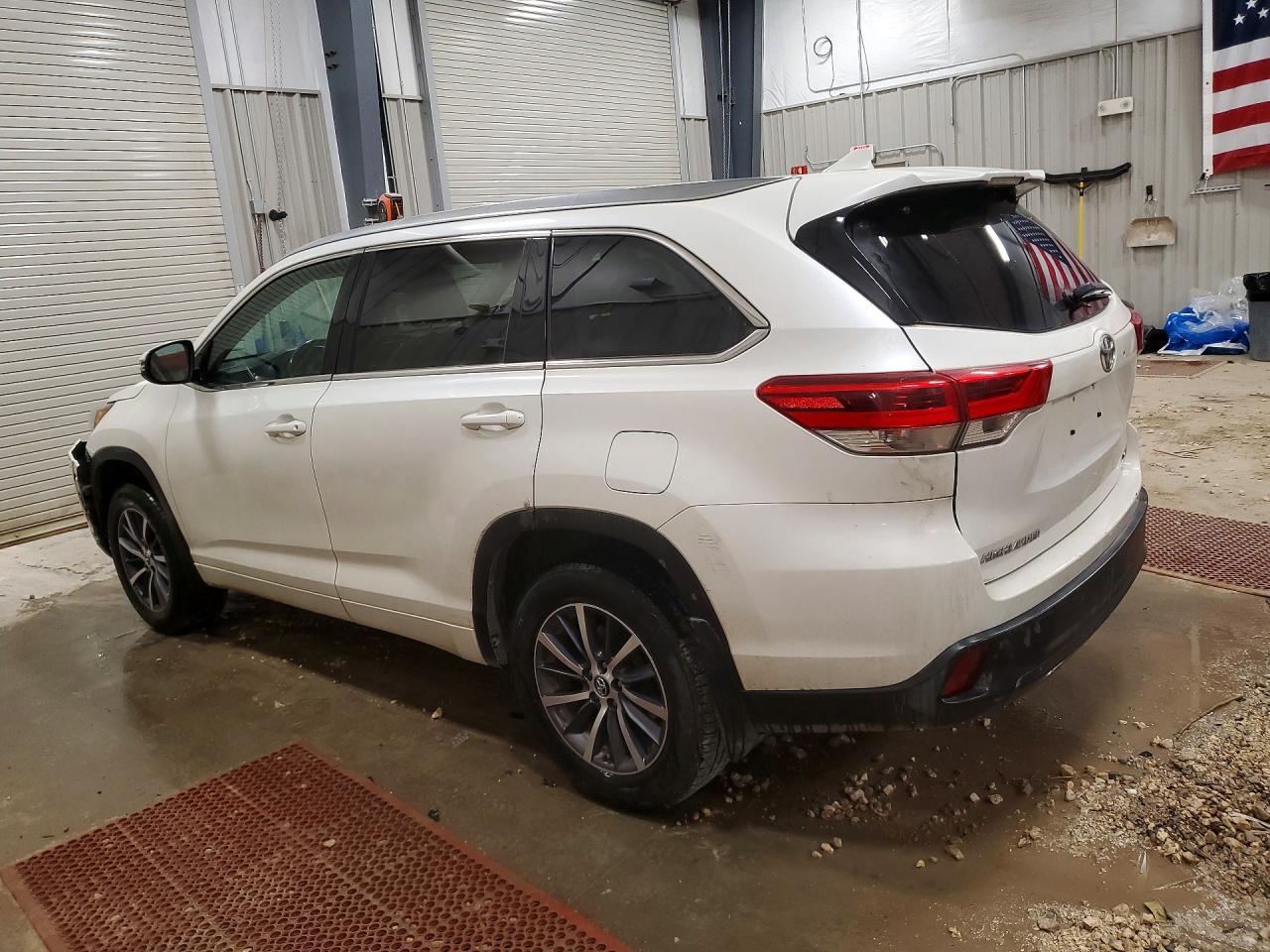 2017 Toyota Highlander Xle - Image 2