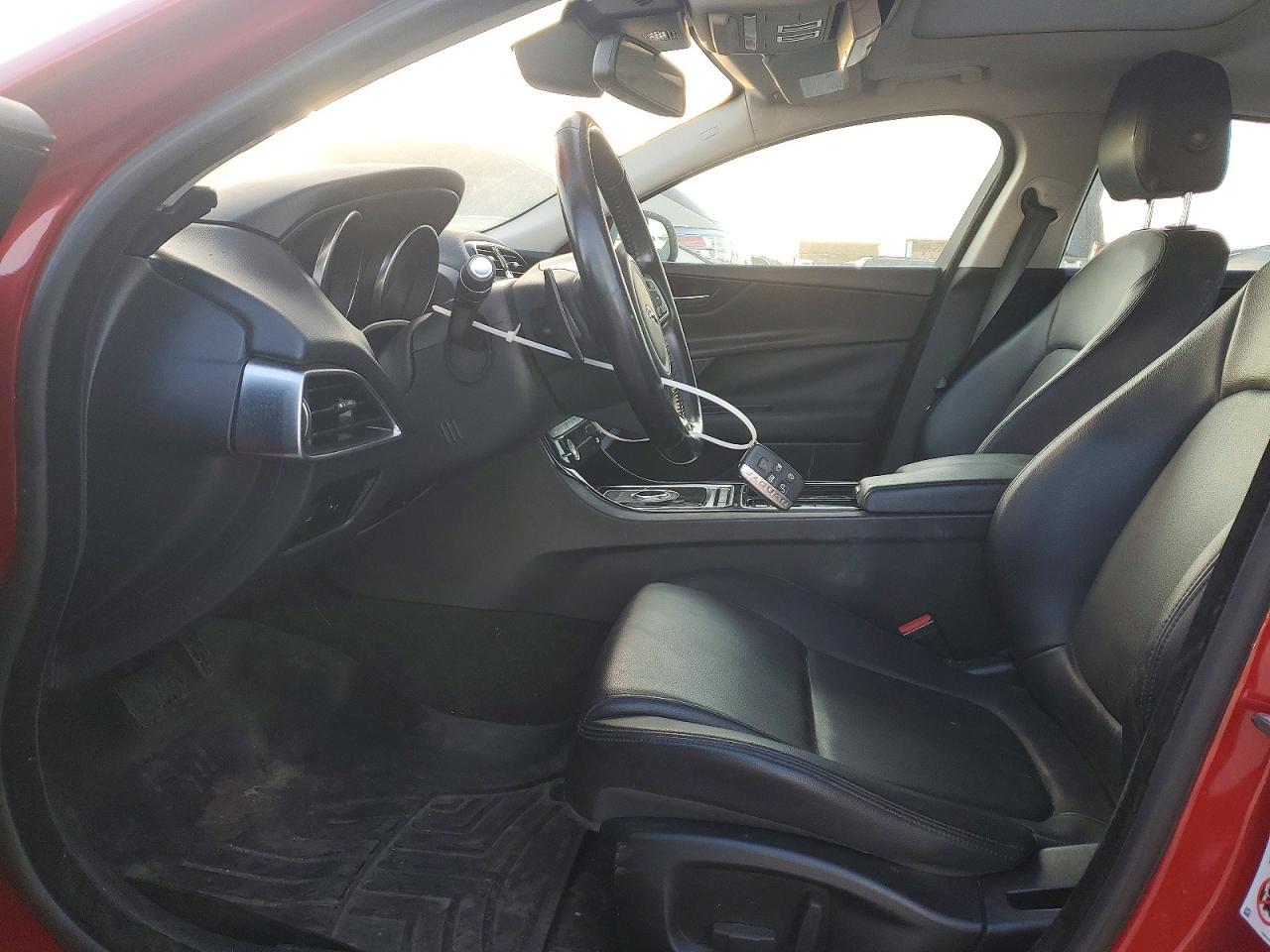 2018 Jaguar Xe Awd Premium Awd 4C 4D Sedan 25T - Фото 7