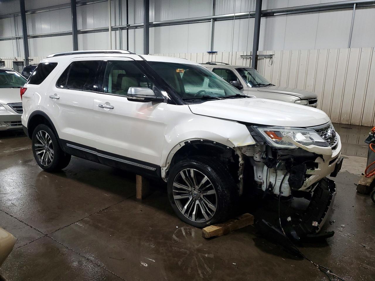 2017 Ford Explorer Platinum - Image 4