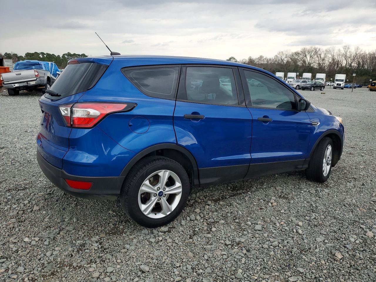 2017 Ford Escape S - Фото 3